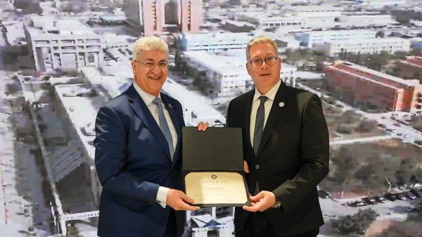 وزير البترول يكرم إنبي وبتروجت وصان مصر في 