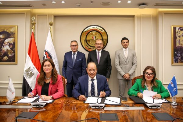 شيمي يشهد توقيع عقد تمويل بين شركة 
