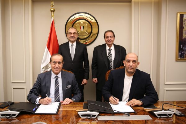 وزير قطاع الأعمال العام يشهد توقيع اتفاق تكميلي لعقود تطوير 