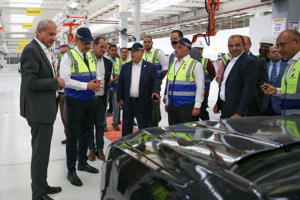 وزير قطاع الأعمال العام يتفقد مصانع شركة النصر للسيارات ويؤكد: إعادة إحياء علامة 