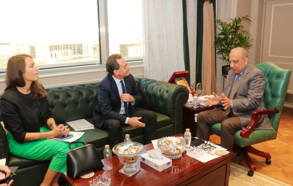 وزير الكهرباء يناقش مع السفير الفرنسي خطط تطوير الشبكة القومية وجذب الاستثمارات الأوروبية