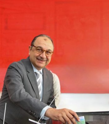 وزير قطاع الأعمال العام يدلي بصوته في انتخابات مجلس النواب بلجنته الانتخابية بمدرسة سيزا نبراوي بالقاهرة الجديدة