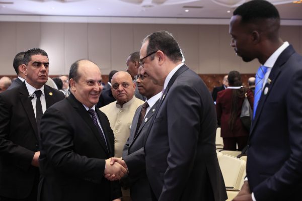 وزير قطاع الأعمال العام يلتقي الوزير الأول للجمهورية الجزائرية على هامش المؤتمر الوزاري الأفريقي للأدوية