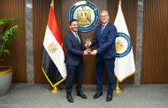 خلال اجتماع بفريق بوابة الاستكشاف.. وزير البترول يكرّم مهند عاطف لفوزه بجائزة أفضل وكيل ذكاء اصطناعي في مؤتمر الجيوميكانيكا بالسعودية