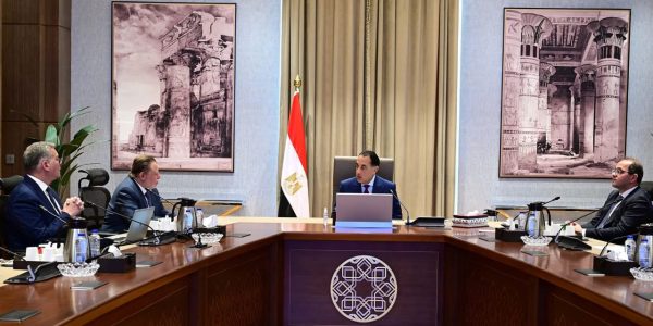 رئيس الوزراء يتابع توافر الاحتياطي الإستراتيجي من المنتجات البترولية وموقف سداد مستحقات الشركاء الأجانب بقطاع البترول