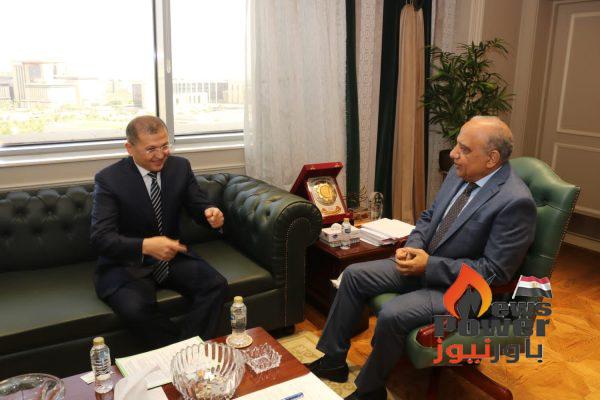 وزير الكهرباء والطاقة المتجددة يستقبل سفير أوزبكستان بالقاهرة لبحث سبل دعم وتعزيز التعاون والاستثمار فى مجالات الطاقة المتجددة.