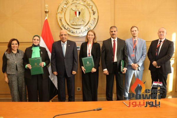 عصمت يشهد مراسم توقيع اتفاقية مبادلة الديون (Debt Swap Agreement) بمبلغ 50 مليون يورو بين مصر وألمانيا لتمويل مشروعين لخطوط ربط محطتين لطاقة الرياح