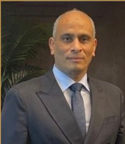 المهندس كريم بدوى وزير البترول والثروة المعدنية يتقدم بالشكر للمهندس ابراهيم مكي تقديرا لإسهاماته في تطوير صناعة البتروكيماويات وتنفيذ مشروعات جديدة