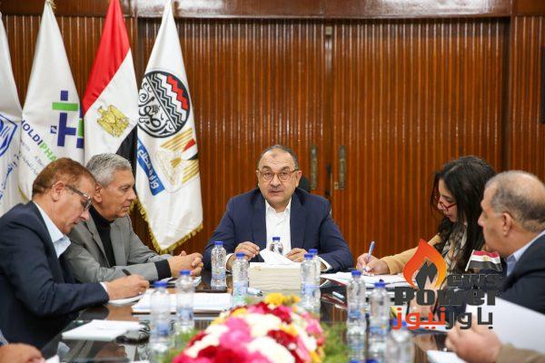 وزير قطاع الأعمال العام يواصل اجتماعاته الدورية برؤساء الشركات التابعة.. ويستعرض مؤشرات الأداء ومشروعات القابضة للأدوية