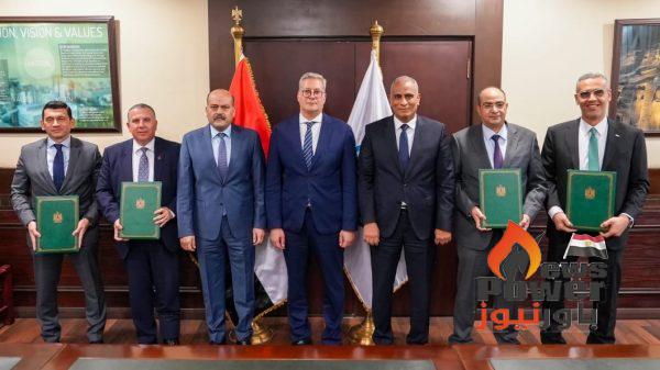 وزير البترول والثروة المعدنية يشهد توقيع عقد تمويل مجمع إنتاج السيليكون المعدني