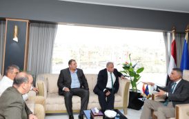 محافظ أسوان يبحث مع 