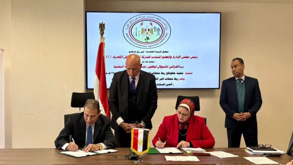المصرية لنقل الكهرباء توقّع مع الخرافي ناشيونال عقد تنفيذ خطوط ربط محطات الجر لمشروع القطار الكهربائي السريع بجهد 220 ك.ف