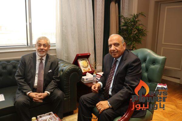 وزير الكهرباء والطاقة المتجددة يبحث مع شركة 
