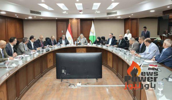 محافظ الجيزة يلتقى فتحى و عبدالشافى لمتابعة مشروعات الغاز والكهرباء بحدائق الأهرام