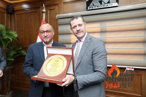 بترومنت تكرم المهندس خالد الصياد مساعد رئيس الشركة لبلوغه قمة العطاء الوظيفي