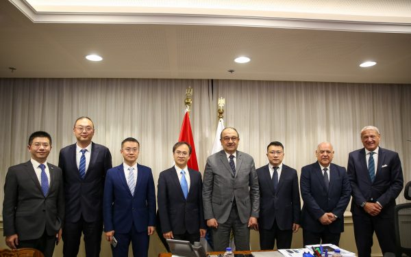 وزير قطاع الأعمال العام يستقبل وفدًا رفيع المستوى من مجموعة شاندونج الصينية لبحث فرص التعاون في صناعة المركبات الكهربائية