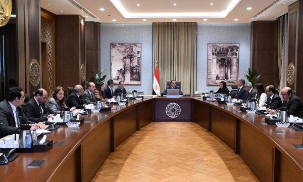 رئيس الوزراء يتابع جهود تحقيق الاكتفاء الذاتي من المنتجات البترولية .. تشجيع الاستثمارات في قطاع التكرير وتوفير التمويل اللازم لهذه المشروعات