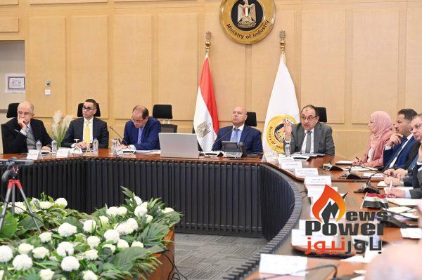 نائب رئيس مجلس الوزراء للتنمية الصناعية يجتمع بوزراء قطاع الأعمال والاستثمار والتجارة الخارجية والمالية واتحاد الصناعات المصرية لبحث سبل تعميق التصنيع المحلي وتقليل فاتورة الواردات في قطاعات الغزل والنسيج والملابس الجاهزة