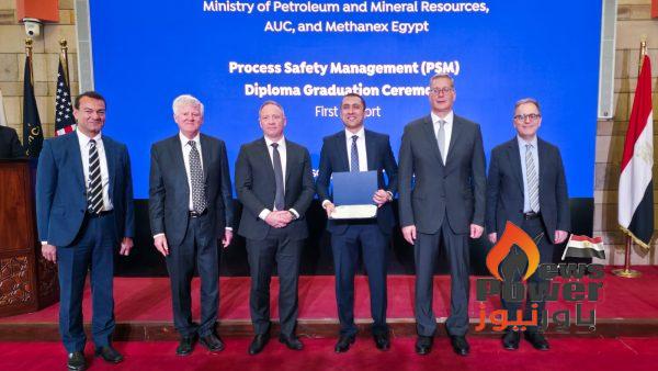 وزير البترول والثروة المعدنية يشهد تخرج أول دفعة من دبلومة سلامة العمليات بقطاع البترول بالجامعة الأمريكية