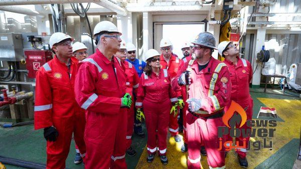 ضمن استثمارات شل بالبحر المتوسط.. وزير البترول والثروة المعدنية يتفقد أعمال حفر أول بئر إنتاجية للغاز بحقل 