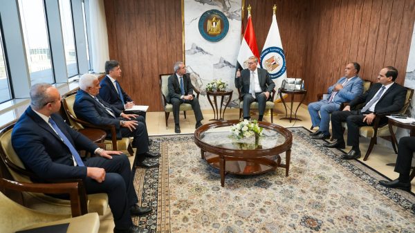 وزير البترول يتابع مع مسئولي 