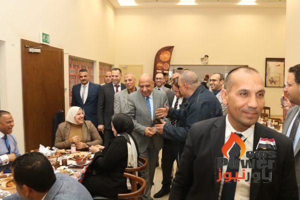 عصمت يشارك العاملين بديوان الوزارة والشركة القابضة والمصرية لنقل الكهرباء إفطارهم الجماعي