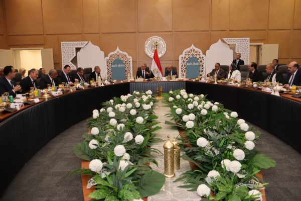 افطار بين فريق العمل المشترك في وزارتي الكهرباء والبترول  لمتابعة  مجريات العمل على توفير الوقود المكافئ لتأمين التغذية الكهربائية