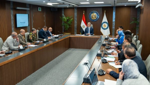 عقب موافقة مجلس الوزراء.. وزير البترول يبحث تنفيذ المسح الجوي الشامل للمعادن في مصر