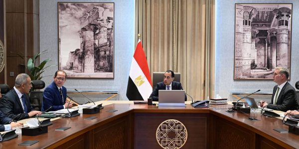 في اجتماع مع وزيري المالية والبترول : رئيس الوزراء يتابع إجراءات تدبير الاعتمادات المالية لتأمين الاحتياجات من المواد البترولية