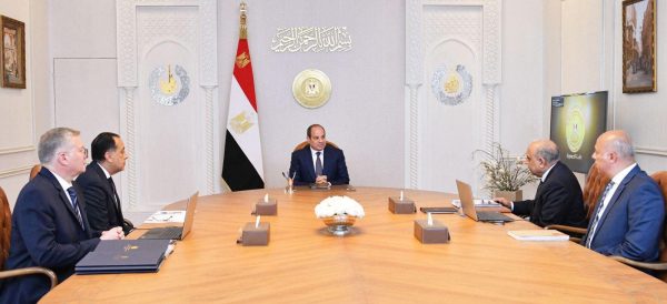 الرئيس عبد الفتاح السيسي يستعرض موقف الطاقة الجديدة والمتجددة في اجتماع مع الوزراء