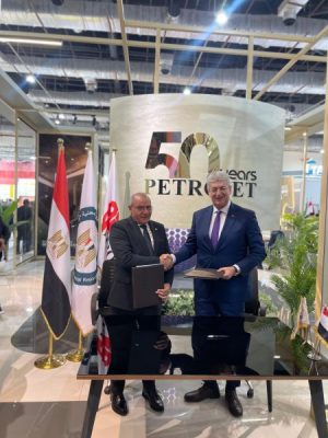 أسيوط لتكرير البترول توقع عقدًا مع بتروجت لرفع كفاءة وحدة وقود الطائرات