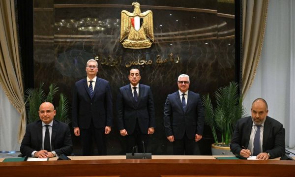 رئيس مجلس الوزراء يشهد توقيع عقد مشروع 