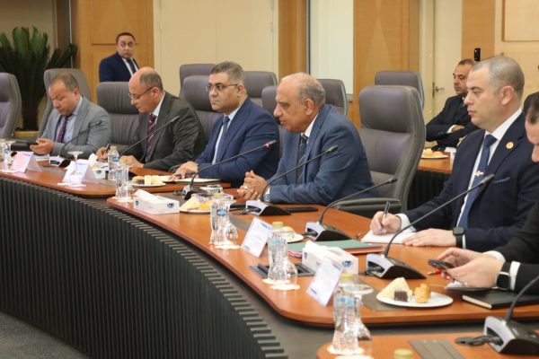 وزير الكهرباء يتابع مع 