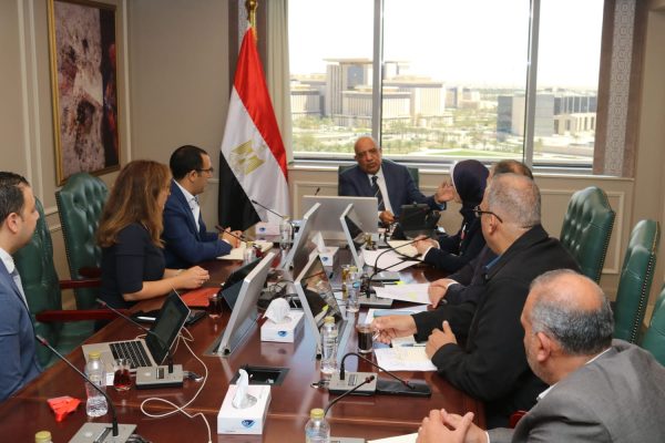 وزير الكهرباء يبحث مع 