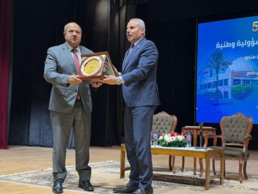جامعة قناة السويس تكرّم رئيس شركة القناة لتوزيع الكهرباء وتمنحه درع الجامعة تقديرًا لدوره في دعم التعاون مع مؤسسات الدولة