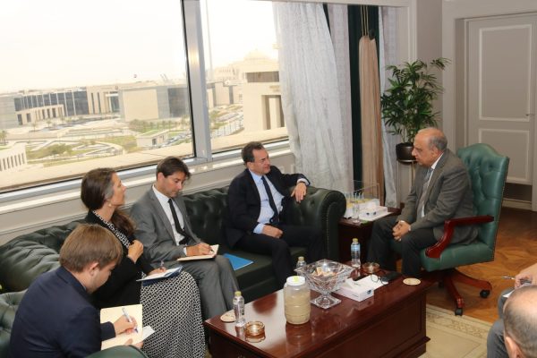 وزير الكهرباء وسفير فرنسا يبحثان تعظيم الشراكة في الطاقة المتجددة وتحديث الشبكة القومية وجذب الاستثمارات