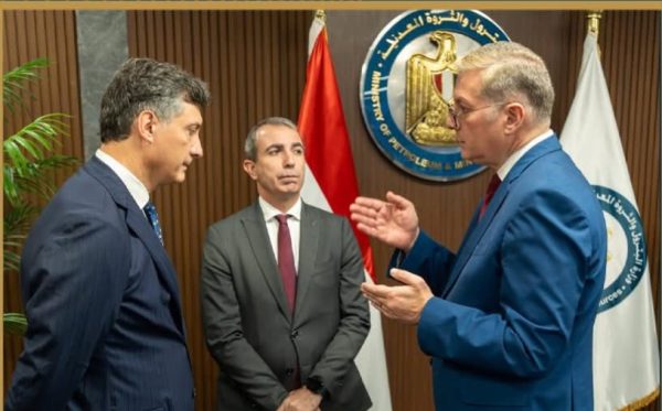 وزير البترول يشهد توقيع مذكرة نوايا مع “إيني” لتجديد الالتزام بمنطقة شمال بورسعيد