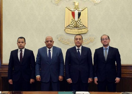 رئيس الوزراء يشهد توقيع 