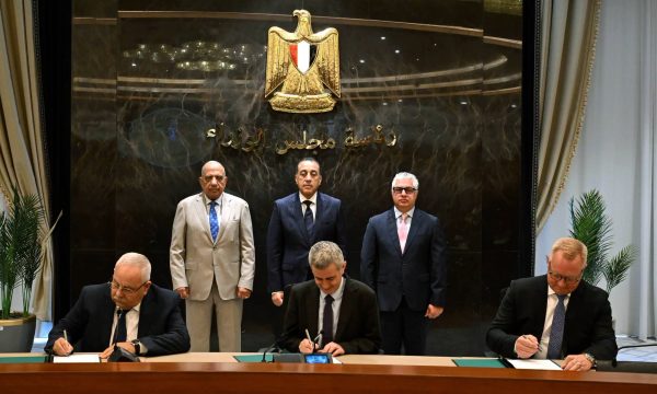 مدبولي يشهد توقيع عقدين لتوريد ونقل الكهرباء النظيفة لمشروعات المنطقة الاقتصادية لقناة السويس