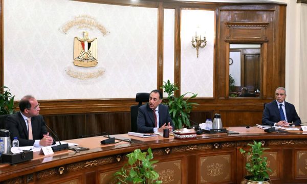 رئيس الوزراء يتابع مستجدات الموقف التنفيذي لمشروعات الطاقة الجديدة والمتجددة