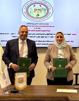 المصرية لنقل الكهرباء توقع 3 عقود مع 