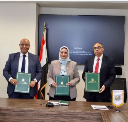 «المصرية لنقل الكهرباء» توقع مع تحالف «هايديليكو – وادي النيل» عقد إنشاء خط 220 كيلوفولت لخدمة مشروعات رياح بقدرة 1100 ميجاوات