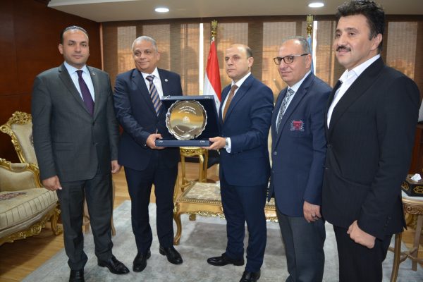 «غاز مصر» ومحافظ الغربية يتفقان على الإسراع في تنفيذ مشروعات توصيل الغاز الطبيعي بالمحافظة