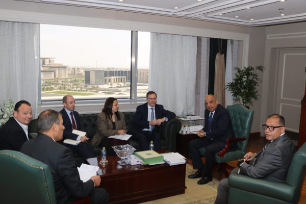 وزير الكهرباء يبحث مع سفير بريطانيا تعزيز التعاون في الطاقة المتجددة وتحديث الشبكات وجذب الاستثمارات