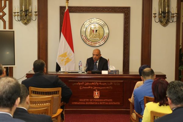 وزير الكهرباء يطرح الفرص الاستثمارية بقطاع الطاقة أمام رؤساء البعثات الدبلوماسية بالخارج