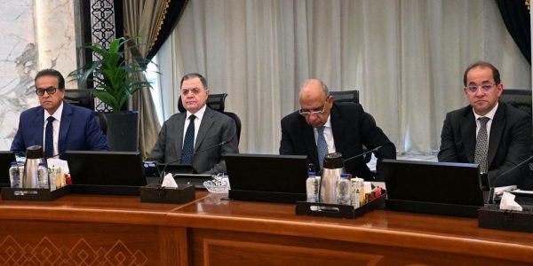 وزير الكهرباء والطاقة المتجددة يستعرض القدرات الحالية والمُخططة من الطاقات المتجددة