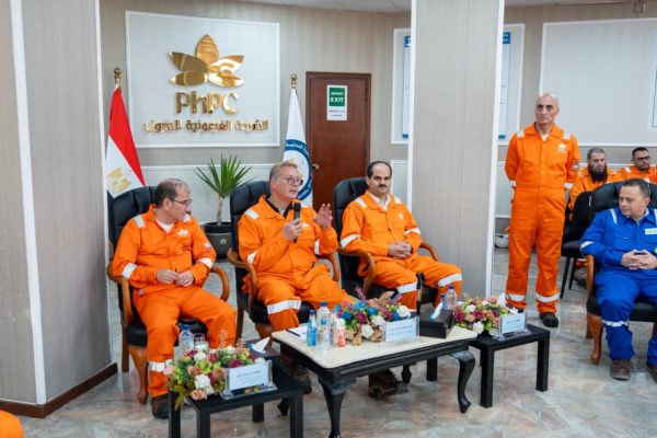 خلال تفقد موقع إنتاج «الفرعونية» ببورسعيد.. وزير البترول والثروة المعدنية يوجه ببحث التعجيل بربط حقل «هارمتان» بتسهيلات الإنتاج