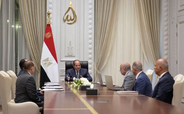 الرئيس السيسي يتابع استراتيجية التوسع في الطاقة المتجددة.. واستثمارات الكهرباء تتجاوز 5 تريليونات جنيه منذ 2014