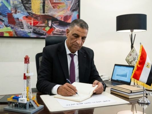 عماد حمدي منسي يكتب: حكايات بترولية.. الشمس تسطع على غرب دلتا النيل وبئر «فيوم 4» يسبق موعد الإنتاج بعامين