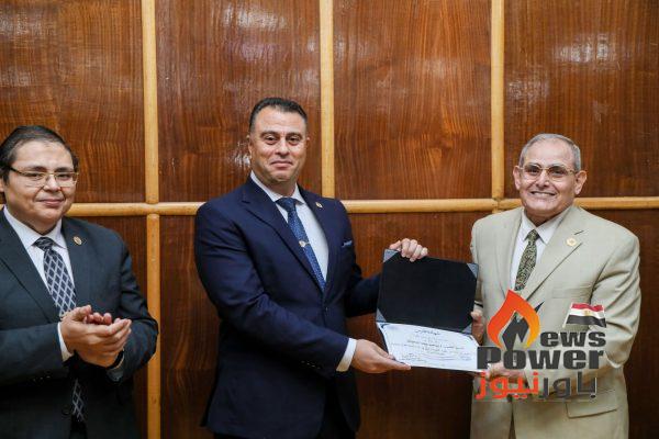 تقديرًا لعطائهم ومسيرتهم المهنية.. شريف حلمي يكرّم قيادات وعاملي «المحطات النووية» ممن انتهت مدة خدمتهم